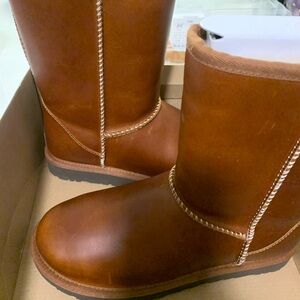 ** NWT**Step into cozy luxury with these stunning dark brown UGG leather boots 🤎